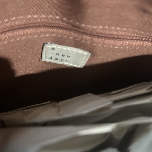 NWT Purse. Super cute stylish purse. - Picture 6 of 9